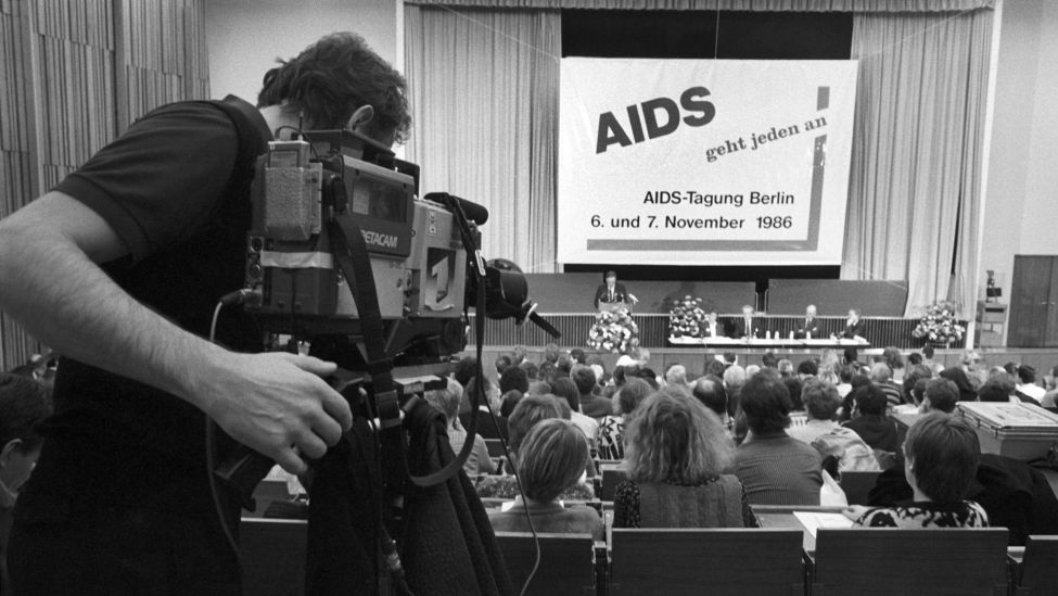 Der internationale AIDS-Kongress in Berlin wurde am 06.11.1986 von Bundesministerin Rita Süßmuth und dem Berliner Gesundheitssenator Ulf Fink eröffnet. (Quelle: dpa/Hoffmann)