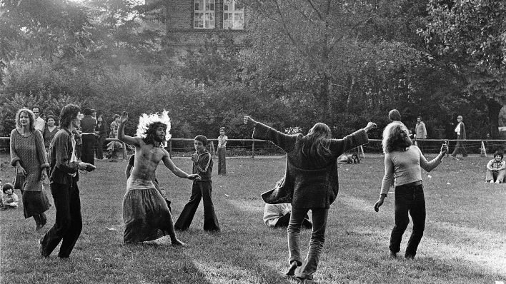 Tanzende Menschen auf dem Mariannenplatz in Berlin-Kreuzberg während der Kreuzberger Festtage. - Foto, September 1976. (Quelle: dpa/Henning Langenheim/akg-images)