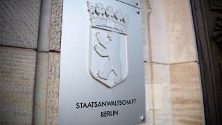 Das Schild mit der Aufschrift «Staatsanwaltschaft Berlin» am Eingang des Gerichts. (Quelle: dpa)