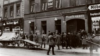 Archivbild: Berlin, Scheunenviertel, Teilansicht des Wohn- und Geschäfts- hauses Neue Schönhauser Straße 17. - Foto, undat., 1920er Jahre. (Quelle: dpa/akg)