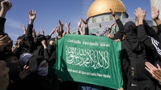 Palästinenser mit Hamas-Flagge protestieren vor der Al-Aqsa-Moschee in der Altstadt von Jerusalem (Quelle: dpa/Mahmoud Illean)