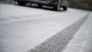 Autospuren sind in frischem Schnee zu sehen. (Quelle: dpa/Sebastian Gollnow)