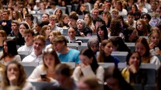 Studierende im großen Hörsaal (Quelle: dpa/Christoph Hardt)