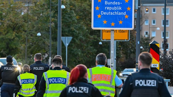 Die Bundespolizei hat am deutsch-polnischen Grenzübergang Stadtbrücke zwischen Frankfurt (Oder) und Slubice mit festen Kontrollen begonnen. (Quelle: dpa/Patrick Pleul)