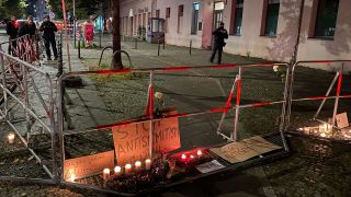 Brennende Kerzen stehen an dem abgesperrten Bürgersteig vor dem jüdischen Gemeindezentrum an der Brunnenstraße nach dem versuchten Brandanschlag (Quelle: dpa/Sascha Meyer)