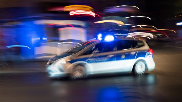Ein Polizeiauto fährt mit Blaulicht. (Quelle: dpa/Wolfram Steinberg)