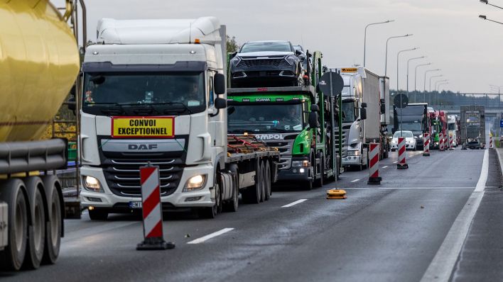 Lkw stauen sich an der Autobahn A15, an der Grenze zwischen Polen und Deutschland, wo eine stationäre Grenzkontrolle stattfindet. (Quelle: dpa)