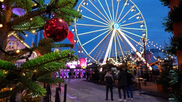 Blick auf den Weihnachtsmarkt "Winterzauber" in Lichtenberg. (Quelle: dpa)