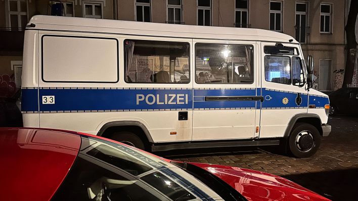 Ein Einsatzfahrzeug der Polizei steht Berlin auf der Straße. (Quelle: dpa/Paul Zinken)