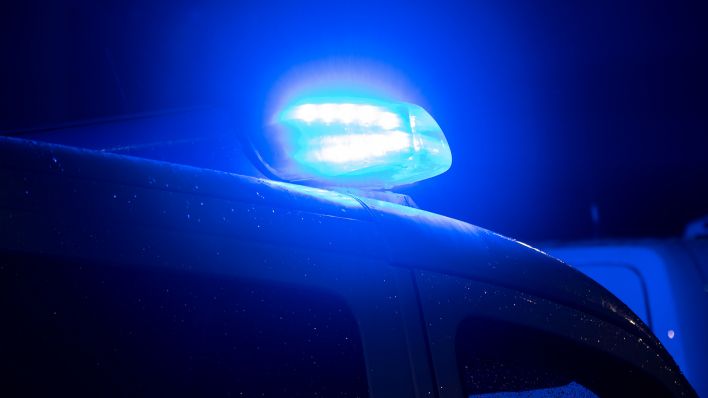 Blaulicht leuchtet auf dem Dach eines Polizeiwagens. (Quelle: dpa/Sarah Knorr)