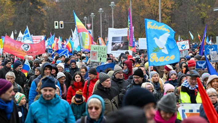 Die Teilnehmer einer Friedensdemonstration verschiedener Initiativen gehen vom Brandenburger Tor kommend durch die Innenstadt. (Quelle: dpa/Soeren Stache)