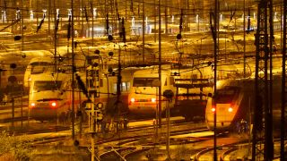 Symbolbild: Züge der Deutschen Bahn stehen mit roten Lichtern auf dem Abstellgleis. (Quelle: dpa)