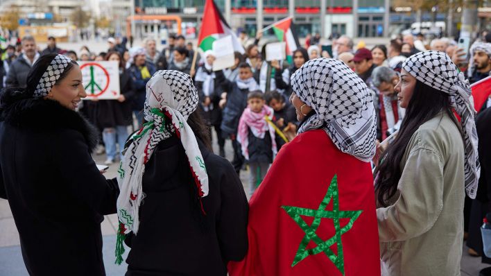 Archivbild: Etwa fünfzig Menschen nehmen an einer pro-palästinensischen Demonstration auf dem Alexanderplatz teil. (Quelle: dpa/J. Carstensen)