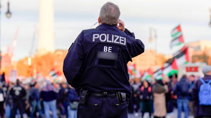 Polizei bei einer Demonstration in Berlin Mitte am 04.11.2023 (Quelle: dpa/Bernd Elmenthaler)
