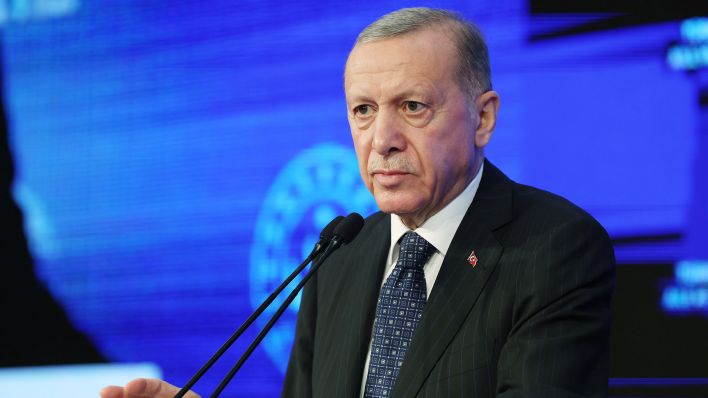Archive photo: Recep Tayyip Erdogan giving a speech.  (Source: dpa/M. Kula)