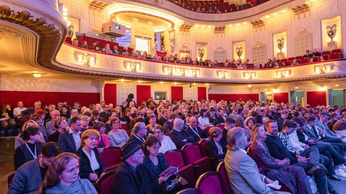Voll besetzt ist am 7.11.2023 der große Saal vom Staatstheater zur Eröffnung des 33. FilmFestival Cottbus. (Quelle: dpa-Bildfunk/Patrick Pleul )