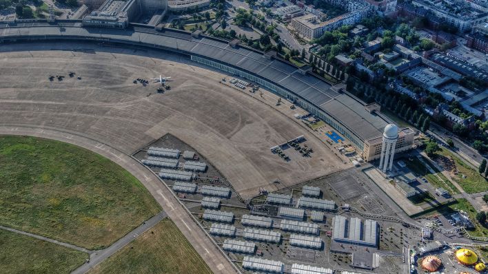 Scheinbar menschenleer ist am 28.06.2019 der ehemalige Flughafen Tempelhof am Tempelhofer Feld. (Quelle: dpa/Paul Zinken)