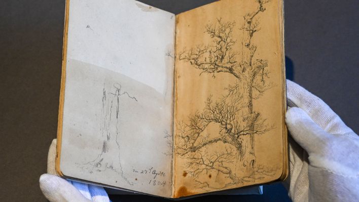 Caspar David Friedrichs «Karlsruher Skizzenbuch von 1804» ist im Auktionshaus Grisebach zu sehen. Es wird am 30. November 2023 versteigert. (Quelle: dpa/J. Kalaene)
