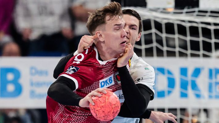Berlins Lasse Andersson (l) und Kiels Hendrik Pekeler kämpfen um den Ball (picture alliance/dpa/Frank Molter)