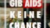 Der Schriftzug "Gib AIDS keine Chance" (Archivfoto - mit Zoom-Effekt - vom 03.02.2005). (Quelle: dpa-Bildfunk/Daniel Karmann)