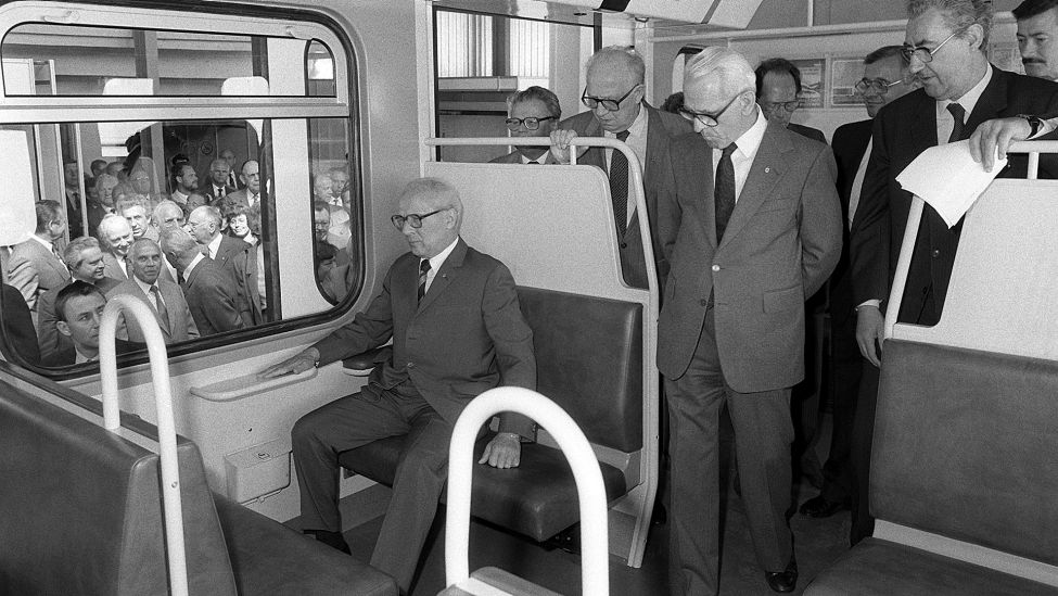 Erich Honecker, Staats- und Parteichef der DDR, bei einer Sitzprobe im Abteil eines neuentwickelten S-Bahnzuges während einer Wirtschaftsausstellung 1989. (Quelle: dpa-Zentralbild/ZB-Archiv)