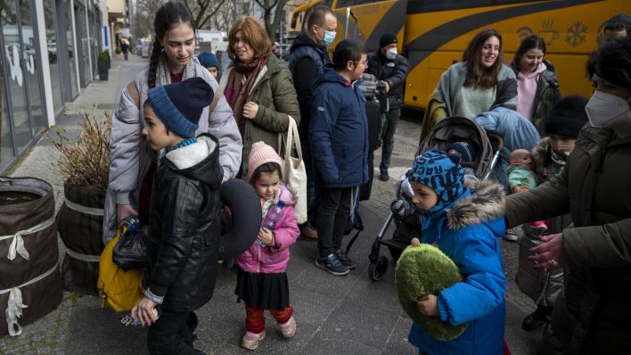 Geflüchtete Kinder aus Odessa gehen nach ihrer Ankunft in Berlin in ein Hotel. (Bild: dpa)