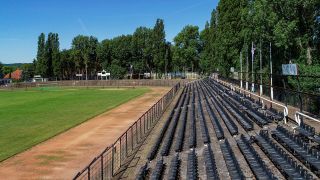 Archivbild: Das Fußballstadion «Stadion der Hüttenwerker», Heimspielstätte des ehemaligen DDR-Oberligisten Eisenhüttenstädter FC Stahl. (Quelle: dpa/P. Pleul)