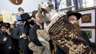 Archiv: Die erste Thorarolle wird am Sonntag (16.03.2008) in Frankfurt (Oder) seit dem Zweiten Weltkrieg in der jüdischen Gemeinde der Stadt feierlich übergeben. Damit kann die jüdische Gemeinde hier künftig wieder richtige Gottesdienste feiern. (Foto: dpa)