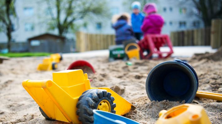 Symbolbild: Spielzeug liegt in einem Sandkasten in einer Kindertagesstätte. (Quelle: dpa/Monika Skolimowska)