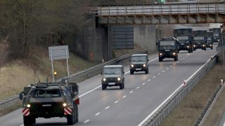 Archivbild: Eine Fahrzeugkolonne der Bundeswehr fährt hinter dem deutsch-polnischen Grenzübergang über die polnische Autobahn in Richtung Stettin. (Quelle: dpa/B. Wüstneck)
