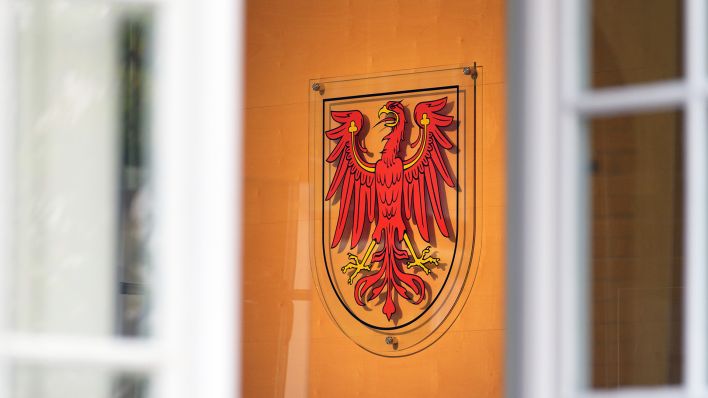 Symbolbild: Der rote Adler an der Wand (Quelle: dpa/Soeren Stache)