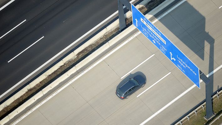 Archivbild: Ein Fahrzeug ist am 30.03.2014 auf der Autobahn A10 nahe Ludwigsfelde (Brandenburg) unterwegs. (Quelle: dpa-Zentralbild/Ralf Hirschberger)