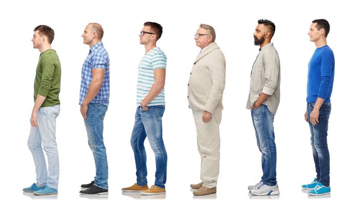 Symbolbild: Männer unterschiedlichen Aussehens stehen in einer Reihe aufgestellt. (Quelle: dpa/zoonar)