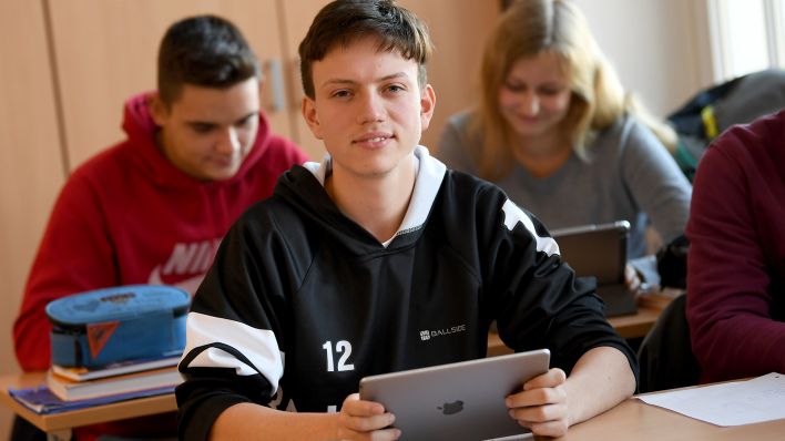 Symbolfoto / Archiv, 28.11.2018: Ein Schüler am Gymnasium Carolinum nutzt sein iPad im Matheunterricht (Quelle: dpa / Britta Pedersen).
