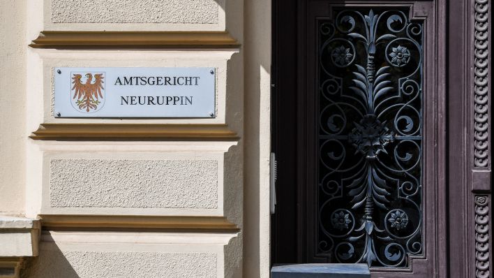 Archivbild: Brandenburg, Neuruppin: Das Amtsgericht in der Karl-Marx-Straße. (Quelle: dpa/J. Kalaene)
