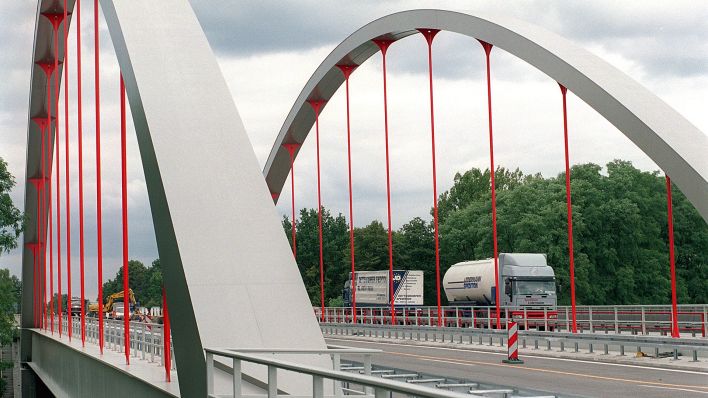 Bogenbrücke an der Autobahn A 11 über den Oder-Havel-Kanal bei Finowfurt, aufgenommen am 23.08.1999. (Quelle: Zentralbild/Klaus Franke)