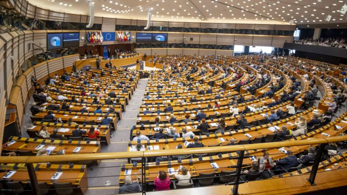 Die Abgeordneten des Europa-Parlaments sind im Plenarsaal zu einer Sitzung zusammengekommen. (Quelle: dpa/ Hatim Kaghat)