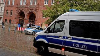 Symbolbild: Polizeifahrzeuge stehen vor der Synagoge in der Ryckestraße. (Quelle: dpa/F. Sommer)