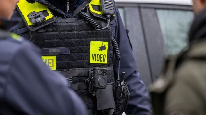 Archivbild: Ein Polizist trägt eine Bodycam auf seiner Uniform bei einem Pressetermin zur Ausweitung des Einsatzes von Bodycams bei Berliner Polizei. (Quelle: dpa/M. Skolimowska)