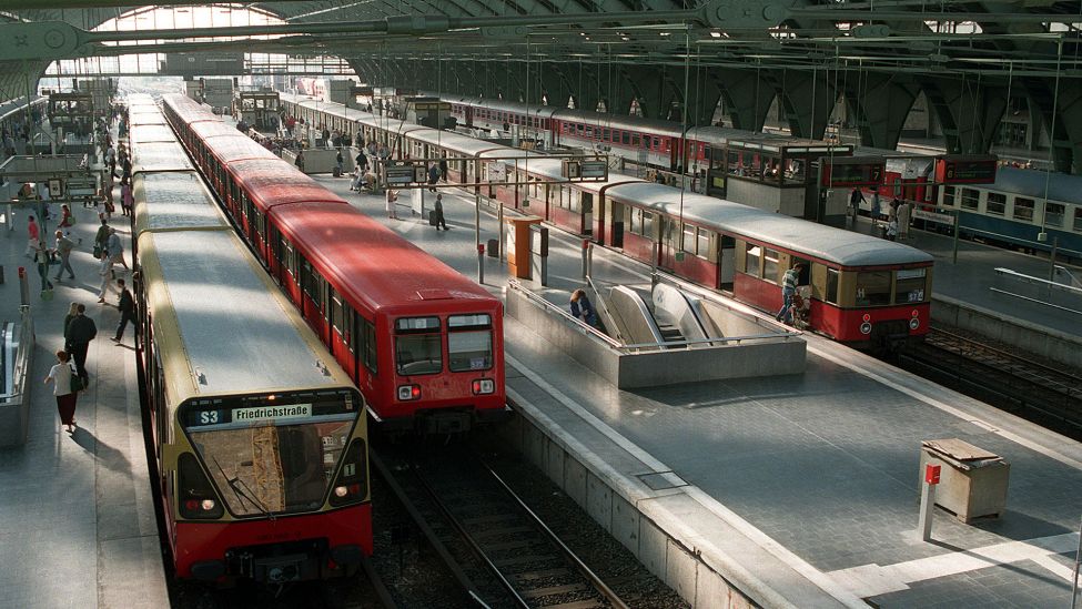 Der Hauptbahnhof, früher Ostbahnhof, ist neben dem Bahnhof Lichtenberg größter Fernbahnhof im Ostteil der Stadt, Aufnahme vom 23.08.1994. (Quelle: Zentralbild/Hubert Link)