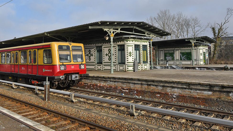 Ein S-Bahn fährt am 15.02.2018 auf den Bahnhof Schöneweide. (Quelle: dpa-Zentralbild/Bernd Settnik)