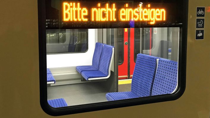 Archivbild: Anzeige "Bitte nicht einsteigen" am 19.01.2022 im Fenster einer Berliner S-Bahn. (Quelle: Picture Alliance/Caro/Sorge)