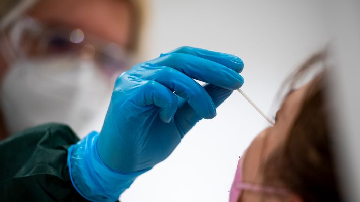 Eine Frau wird am 30.06.2022 in einem Berliner Testzentrum auf das Coronavirus getestet. (Quelle: dpa/Christophe Gateau)