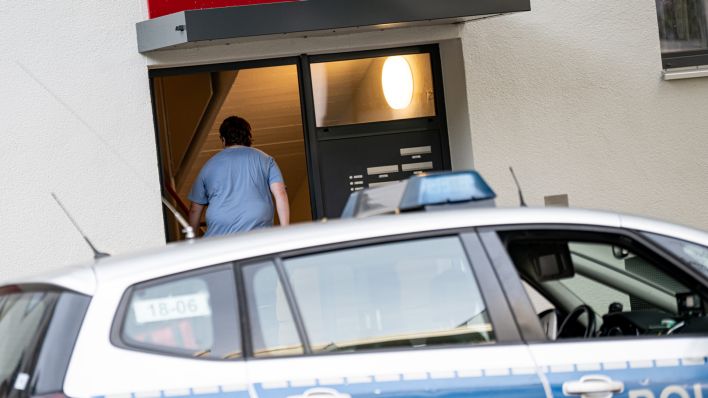 Ein Mitarbeiter der Spurensicherung geht am 02.102.2023 in ein Wohnhaus in Berlin Gesundbrunnen. (Quelle: Picture Alliance/Fabian Sommer)