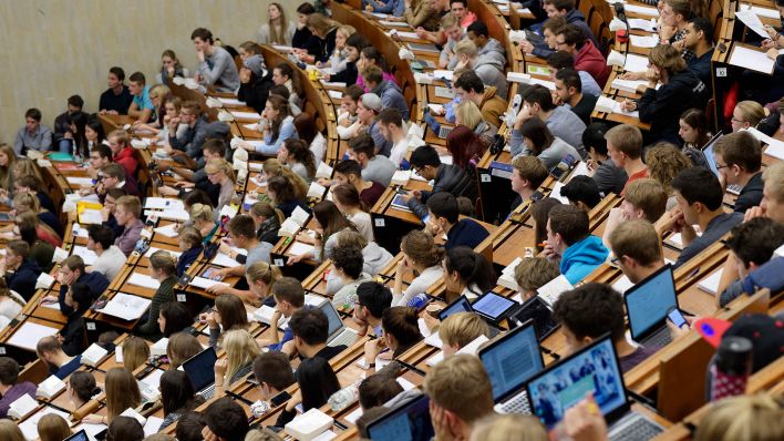Symbolbild: tudierende einer deutschen Universität sitzen in einem Hörsaal. (Quelle: dpa/S. Pförtner)