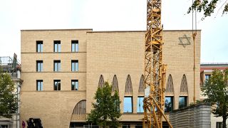 Auf der Baustelle des jüdischen Synagogen- und Gemeindezentrums in der Potsdamer Schlossstraße wurde das Gerüst von der Fassade entfernt. Aufnahme vom 12.10.2023. (Quelle: Picture Alliance/Soeren Stache)