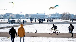 Bei sonnigen Wetter gehen die Berliner auf dem Tempelhofer Feld spazieren. (Quelle: Picture Alliance/Fabian Sommer)