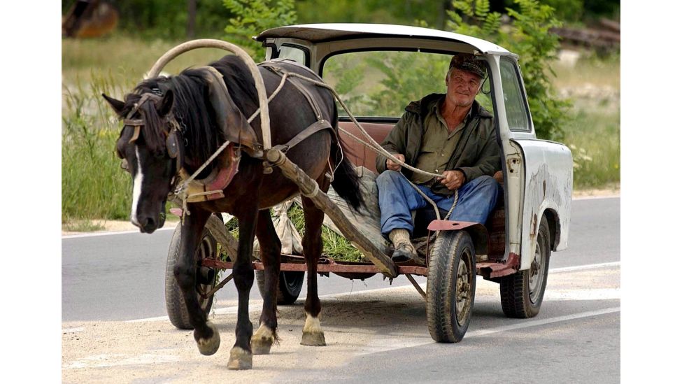 1PS-Trabi: Mit seinem zur Pferdekutsche umgebauten Trabant fährt dieser bulgarische Mann am 7.6.2002 eine Straße am Rande von Karlovo entlang. (Quelle: dpa/EPA/Mladen Antonov)