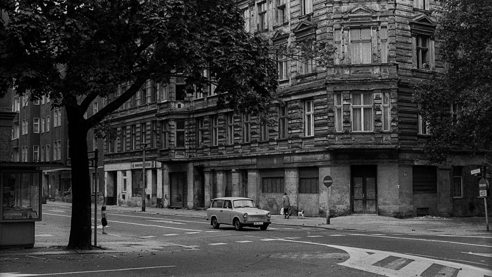 Ein Trabant in der Choriner Straße, Ecke Oderberger Straße (nahe der Schönhauser Allee), am 26.9.1989, (Quelle: dpa/imageBROKER/Rolf Zöllner)