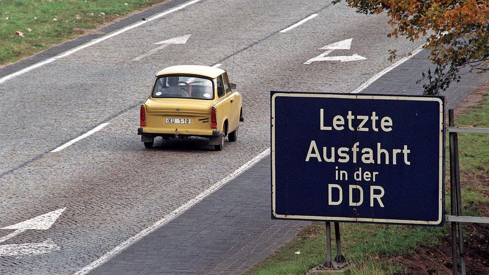 Ein Trabant faehrt am 2. Oktober 1990 an einem Hinweisschild auf der Autobahn bei Frankfurt/Oder, nahe der polnischen Grenze, vorbei. (Quelle: AP/Dieter Endlicher)